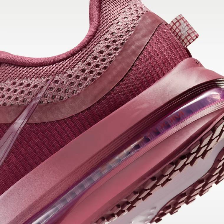 Дамски маратонки Nike Pegasus Premium в бордо и розово с дебела омекотяваща подметка, детайлен страничен изглед към междинната подметка и подметката