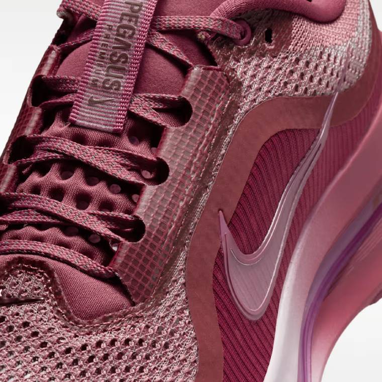 Дамски маратонки Nike Pegasus Premium в бордо и розово с дебела омекотяваща подметка, детайлен изглед към горната част