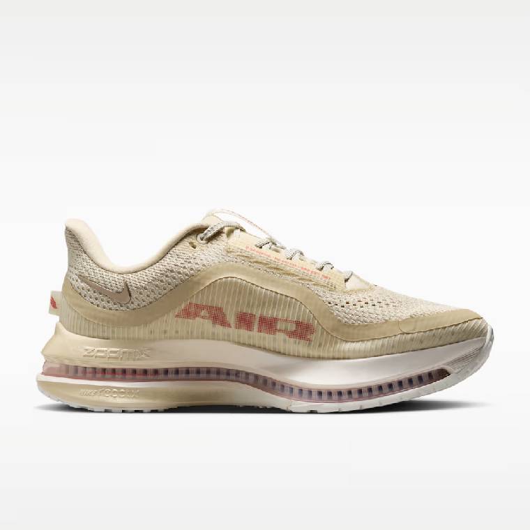 Дамски маратонки Nike Pegasus Premium в екрю с дебела омекотяваща подметка, страничен профил
