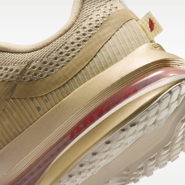 Дамски маратонки Nike Pegasus Premium в екрю с дебела омекотяваща подметка, детайлен страничен изглед към междинната подметка и подметката