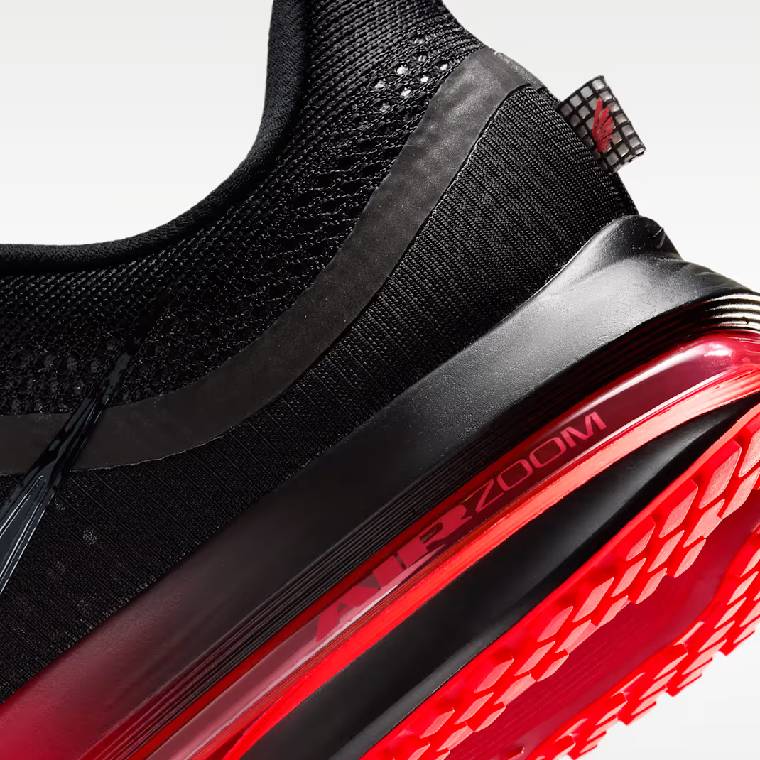 Мъжки маратонки Nike Pegasus Premium в черно и червено с дебела омекотяваща подметка, детайлен страничен изглед към междинната подметка и подметката