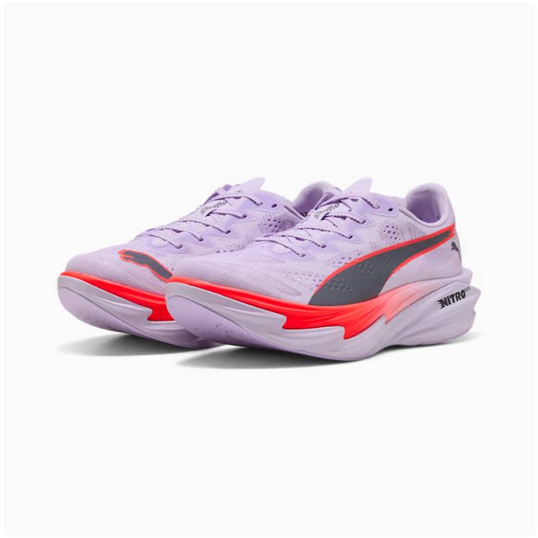 Изглед отпред-странично на чифт лилави маратонки Puma Deviate Nitro Elite 4 с тъмносиви и яркочервени акценти. 