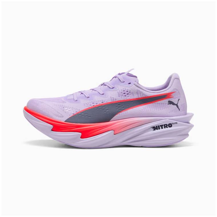 Мъжки маратонки за бягане Puma Deviate Nitro Elite 4 в лилав цвят с тъмносива Formstrip лента и яркочервени детайли. 