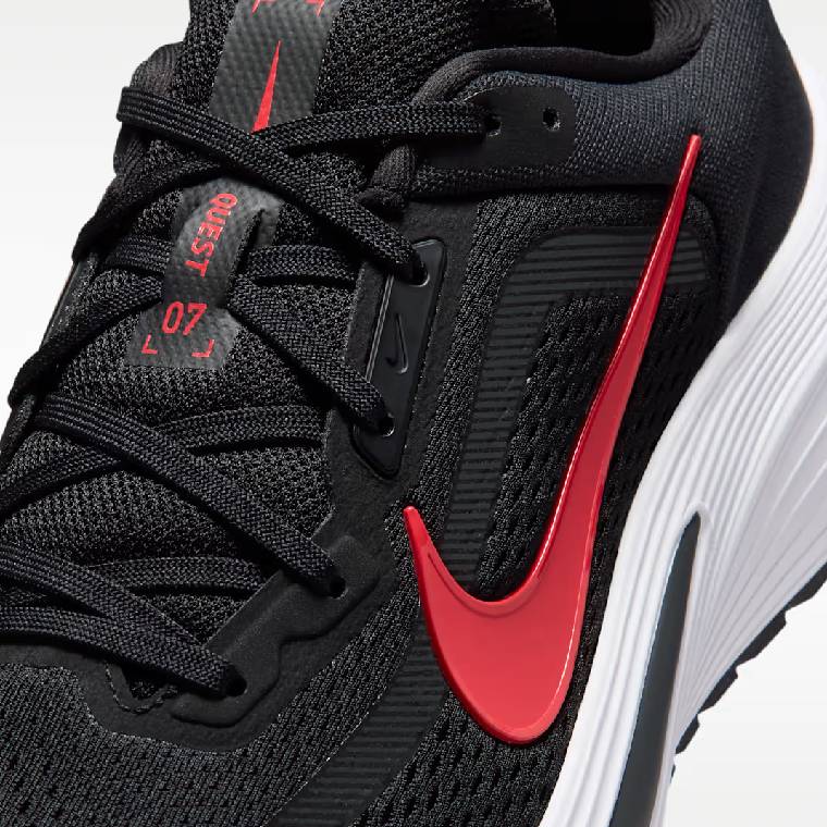 Мъжки маратонки Nike Quest 7 в черно с червени детайли, изглед към горната част