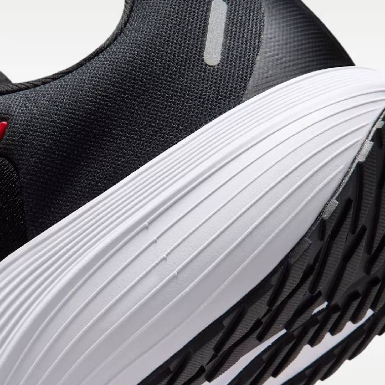 Мъжки маратонки Nike Quest 7 в черно с червени детайли, изглед към междинната подметка