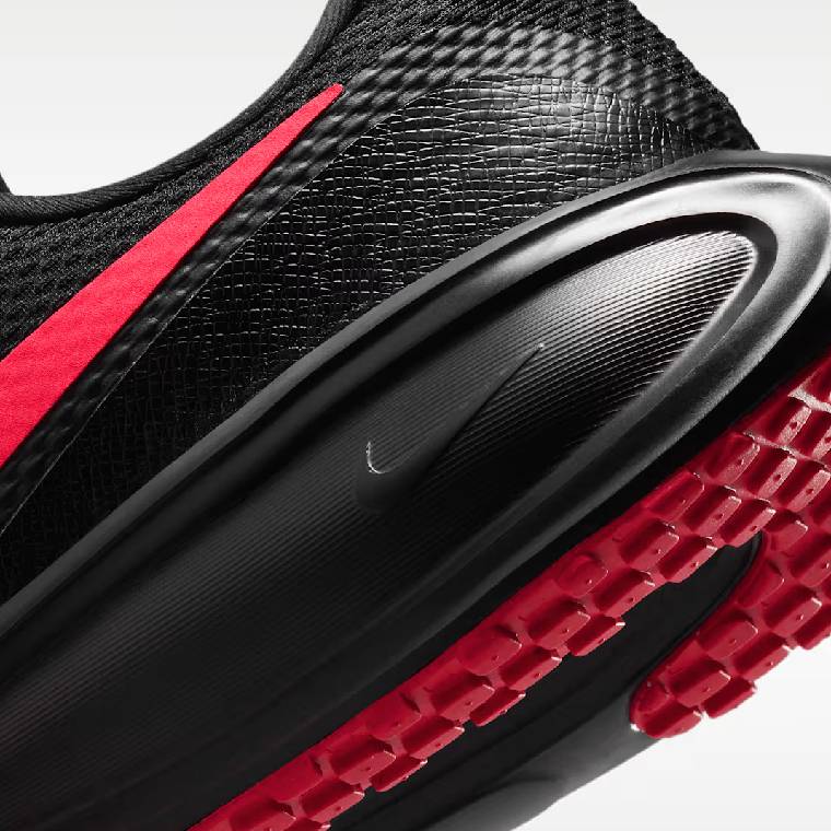Мъжки маратонки Nike Revolution 8 черно с червени акценти, изглед към междинната подметка