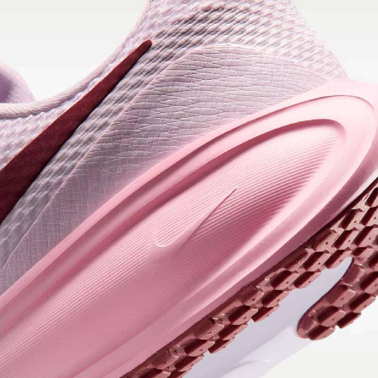 Дамски маратонки Nike Revolution 8 розово с тъмночервени и бели акценти, изглед към междинната подметка