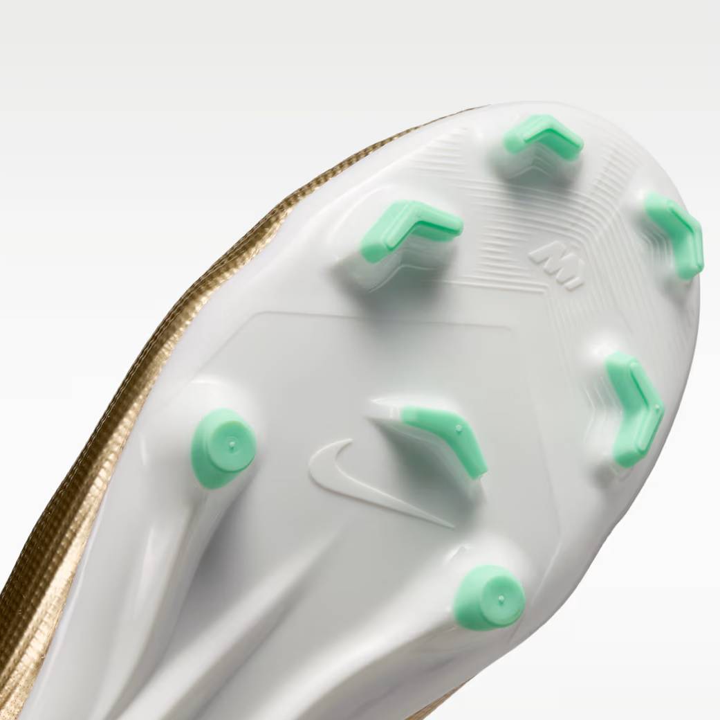 Моделът Nike Jr Mercurial Superfly 11 Academy Kylian Mbappe &ndash; детайлен поглед към подметката на бутонките 