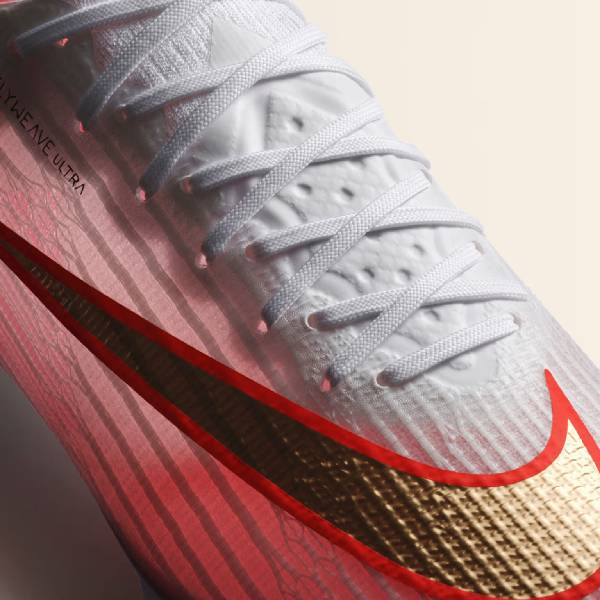 Nike ZM Superfly 11 Elite FG Elite футболни бутонки в бяло и червено &ndash; детайлен изглед на горната част.