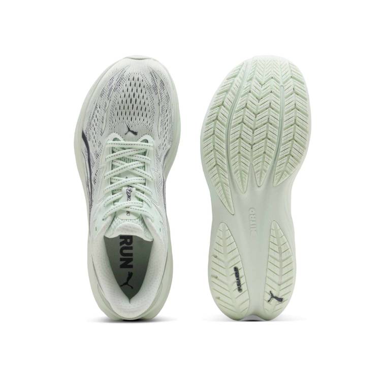 Изглед отгоре и отдолу на светлосиви  маратонки Puma Velocity Nitro 5 &ndash; лявата обувка показва мрежестата горна част и връзките, а дясната показва грайфера на подметката.