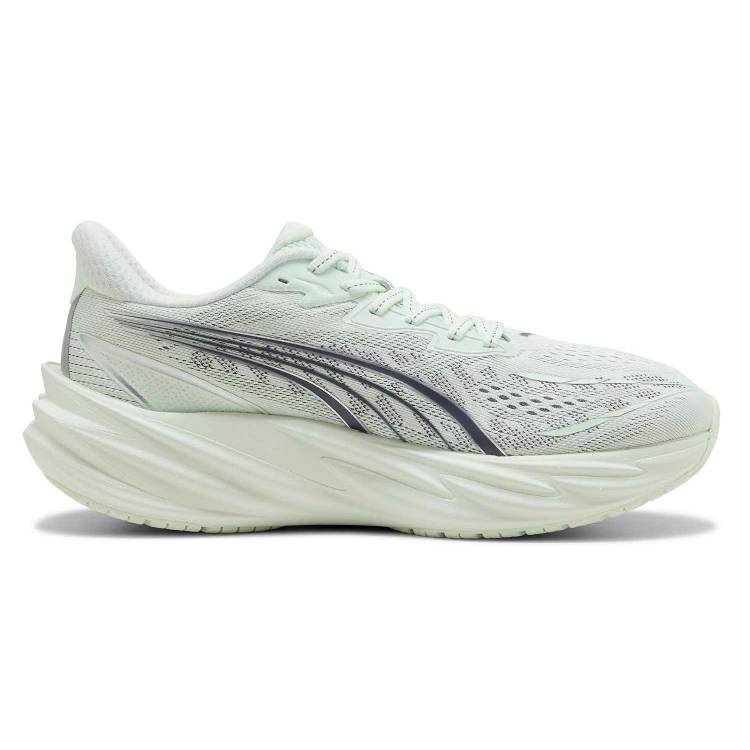 Страничен изглед на светлосиви дамски маратонки за бягане Puma Velocity Nitro 5 с дебела омекотяваща подметка и тъмносива класическа лента Puma Formstrip отстрани.