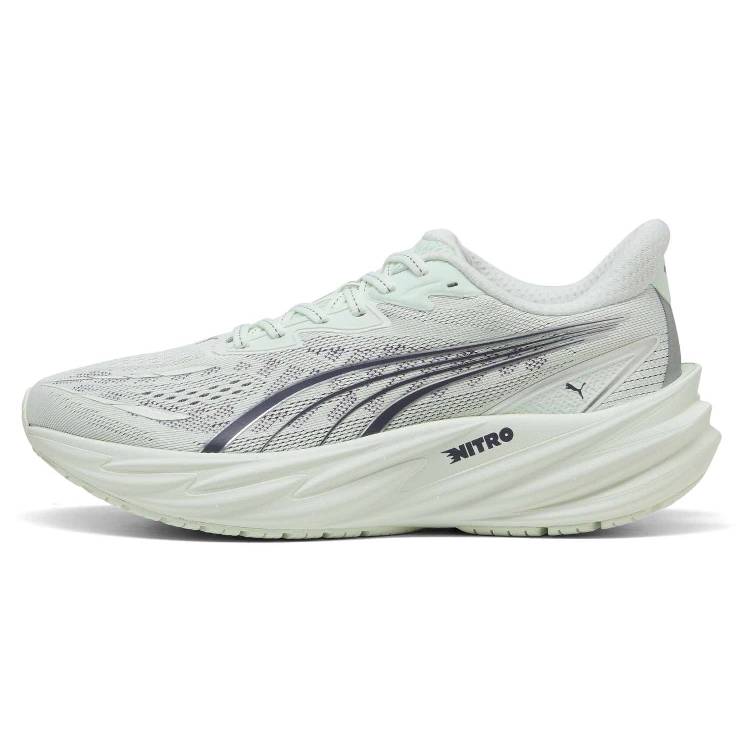 Страничен изглед на светлосиви маратонки за бягане Puma Velocity Nitro 5 с логото NITRO върху омекотяващата междинна подметка.