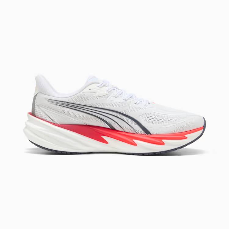 Дясна спортна обувка Puma Velocity Nitro 5 в бял цвят, заснета странично от вътрешната страна на бял фон. Моделът разполага с дишаща бяла мрежеста горна част, тъмна емблема Puma Formstrip и олекотена бяла подметка с ярки червено-оранжеви детайли.