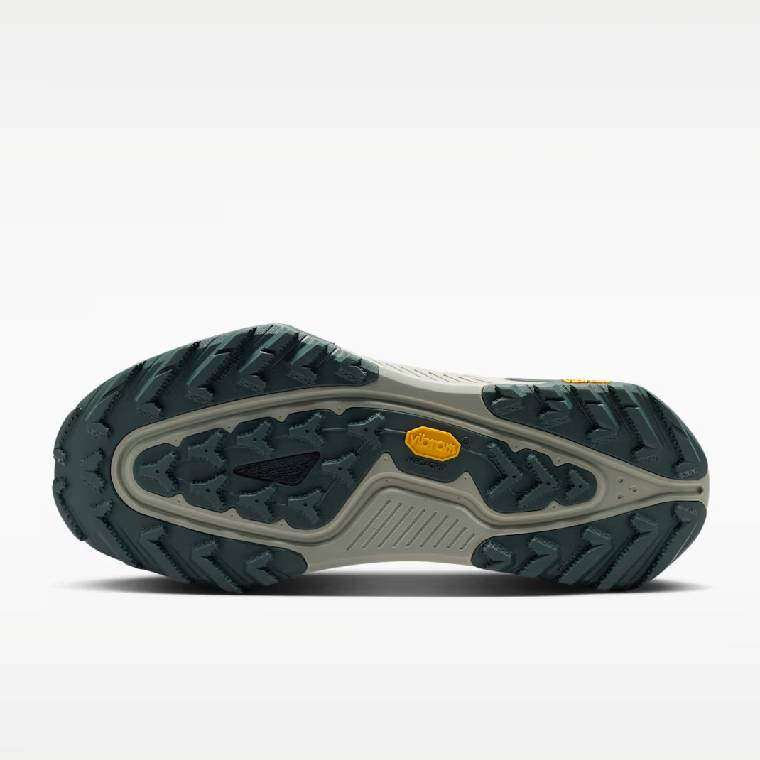 Мъжки маратонки за трейл бягане Nike ACG Zegama с камуфлажен десен и бежова подметка &ndash;изглед към подметката 